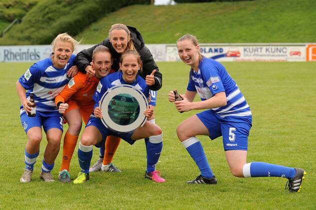 V.l.n.r. Nicole Munzert, Torhueterin Meike Kaemper, Anna.Sophie Fliege, Sandra Betschart und Alice Hellfeier ( alle MSV Duisburg ) feiern ausgelassen den Gewinn der Meisterschaft der zweiten Frauenfussball Bundesliga Staffel Nord. 15.05.2016 --- Fussball --- 2. Bundesliga --- MSV Duisburg vs Herforder SV Duisburg Copyright: Thienelx Eibner-Pressefoto EP_ttl