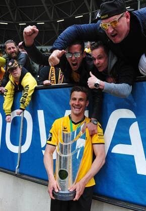 Fußball, Dynamo Dresden feiert Aufstieg in 2. Bundesliga Stefan Kutschke (Dresden) feiert mit Pokal und seinen Kumpels auf der Tribüne, Dynamo Dresden ist Meister der 3. Liga, Drittligameister, 3. Liga-Meister, Siegerehrung mit Pokal, SG Dynamo Dresden gegen SG Sonnenhof Großaspach, Fußball, Fussball, 3. Liga, Saison 2015 2016, DDV-Stadion Dresden, 14.05.2016,