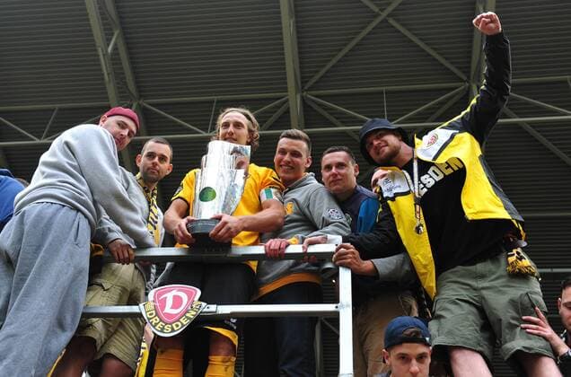 Fußball, Dynamo Dresden feiert Aufstieg in 2. Bundesliga Michael Hefele (Dresden) mit Pokal bei den Fans im K-Block, Dynamo Dresden ist Meister der 3. Liga, Drittligameister, 3. Liga-Meister, Siegerehrung mit Pokal, SG Dynamo Dresden gegen SG Sonnenhof Großaspach, Fußball, Fussball, 3. Liga, Saison 2015 2016, DDV-Stadion Dresden, 14.05.2016,