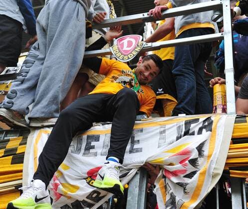 Fußball, Dynamo Dresden feiert Aufstieg in 2. Bundesliga Pascal Testroet (Dresden) klettert zu den Fans in den K-Block, Dynamo Dresden ist Meister der 3. Liga, Drittligameister, 3. Liga-Meister, Siegerehrung mit Pokal, SG Dynamo Dresden gegen SG Sonnenhof Großaspach, Fußball, Fussball, 3. Liga, Saison 2015 2016, DDV-Stadion Dresden, 14.05.2016,