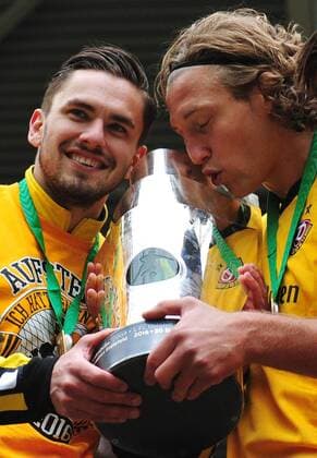 Fußball, Dynamo Dresden feiert Aufstieg in 2. Bundesliga v.l.: Pascal Testroet und Michael Hefele (beide Dresden) mit Pokal, Dynamo Dresden ist Meister der 3. Liga, Drittligameister, 3. Liga-Meister, Siegerehrung mit Pokal, SG Dynamo Dresden gegen SG Sonnenhof Großaspach, Fußball, Fussball, 3. Liga, Saison 2015 2016, DDV-Stadion Dresden, 14.05.2016,