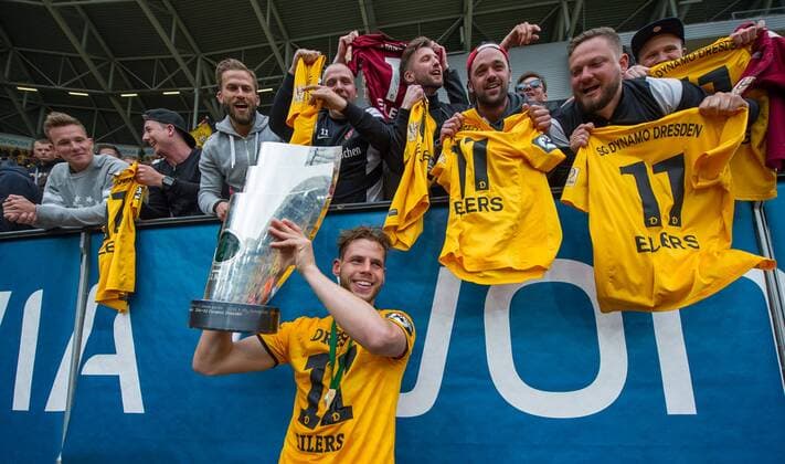 Fußball, Dynamo Dresden feiert Aufstieg in 2. Bundesliga Justin Eilers (Dresden) feiert mit Pokal und seinen Kumpels auf der Tribüne, Dynamo Dresden ist Meister der 3. Liga, Drittligameister, 3. Liga-Meister, Siegerehrung mit Pokal, SG Dynamo Dresden gegen SG Sonnenhof Großaspach, Fußball, Fussball, 3. Liga, Saison 2015 2016, DDV-Stadion Dresden, 14.05.2016,