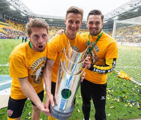 Fußball, Dynamo Dresden feiert Aufstieg in 2. Bundesliga v.l.: Andreas Lambertz, Stefan Kutschke und Pascal Testroet (alle Dresden) mit Pokal, Dynamo Dresden ist Meister der 3. Liga, Drittligameister, 3. Liga-Meister, Siegerehrung mit Pokal, SG Dynamo Dresden gegen SG Sonnenhof Großaspach, Fußball, Fussball, 3. Liga, Saison 2015 2016, DDV-Stadion Dresden, 14.05.2016,