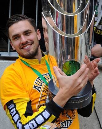Fußball, Dynamo Dresden feiert Aufstieg in 2. Bundesliga Pascal Testroet (Dresden) mit Pokal, Dynamo Dresden ist Meister der 3. Liga, Drittligameister, 3. Liga-Meister, Siegerehrung mit Pokal, SG Dynamo Dresden gegen SG Sonnenhof Großaspach, Fußball, Fussball, 3. Liga, Saison 2015 2016, DDV-Stadion Dresden, 14.05.2016,