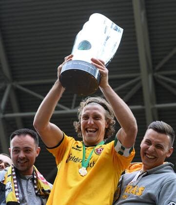 Fußball, Dynamo Dresden feiert Aufstieg in 2. Bundesliga Michael Hefele (Dresden) mit Pokal, Dynamo Dresden ist Meister der 3. Liga, Drittligameister, 3. Liga-Meister, Siegerehrung mit Pokal, SG Dynamo Dresden gegen SG Sonnenhof Großaspach, Fußball, Fussball, 3. Liga, Saison 2015 2016, DDV-Stadion Dresden, 14.05.2016,