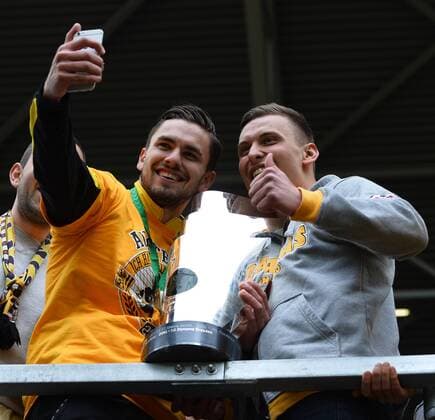 Fußball, Dynamo Dresden feiert Aufstieg in 2. Bundesliga Pascal Testroet (Dresden) mit Fan und Pokal, Dynamo Dresden ist Meister der 3. Liga, Drittligameister, 3. Liga-Meister, Siegerehrung mit Pokal, SG Dynamo Dresden gegen SG Sonnenhof Großaspach, Fußball, Fussball, 3. Liga, Saison 2015 2016, DDV-Stadion Dresden, 14.05.2016,