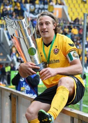 Fußball, Dynamo Dresden feiert Aufstieg in 2. Bundesliga Michael Hefele (Dresden) mit Pokal, Dynamo Dresden ist Meister der 3. Liga, Drittligameister, 3. Liga-Meister, Siegerehrung mit Pokal, SG Dynamo Dresden gegen SG Sonnenhof Großaspach, Fußball, Fussball, 3. Liga, Saison 2015 2016, DDV-Stadion Dresden, 14.05.2016,