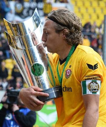 Fußball, Dynamo Dresden feiert Aufstieg in 2. Bundesliga Michael Hefele (Dresden) mit Pokal, Dynamo Dresden ist Meister der 3. Liga, Drittligameister, 3. Liga-Meister, Siegerehrung mit Pokal, SG Dynamo Dresden gegen SG Sonnenhof Großaspach, Fußball, Fussball, 3. Liga, Saison 2015 2016, DDV-Stadion Dresden, 14.05.2016,