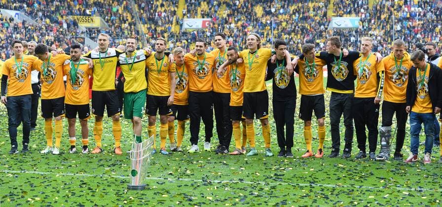 Fußball, Dynamo Dresden feiert Aufstieg in 2. Bundesliga Dynamo Dresden ist Meister der 3. Liga, Drittligameister, 3. Liga-Meister, Siegerehrung mit Pokal, SG Dynamo Dresden gegen SG Sonnenhof Großaspach, Fußball, Fussball, 3. Liga, Saison 2015 2016, DDV-Stadion Dresden, 14.05.2016,