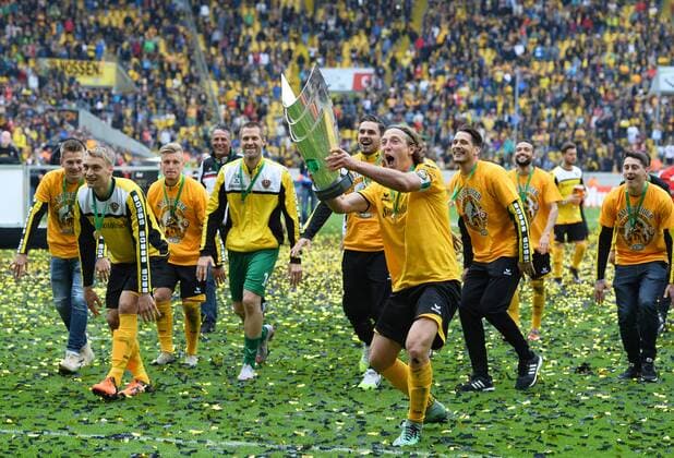 Fußball, Dynamo Dresden feiert Aufstieg in 2. Bundesliga Michael Hefele (Dresden) mit Pokal, Dynamo Dresden ist Meister der 3. Liga, Drittligameister, 3. Liga-Meister, Siegerehrung mit Pokal, SG Dynamo Dresden gegen SG Sonnenhof Großaspach, Fußball, Fussball, 3. Liga, Saison 2015 2016, DDV-Stadion Dresden, 14.05.2016,