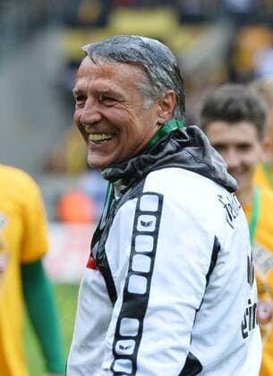 Fußball, Dynamo Dresden feiert Aufstieg in 2. Bundesliga Trainer Uwe Neuhaus (Dresden) nach der Bierdusche, Dynamo Dresden ist Meister der 3. Liga, Drittligameister, 3. Liga-Meister, Siegerehrung mit Pokal, SG Dynamo Dresden gegen SG Sonnenhof Großaspach, Fußball, Fussball, 3. Liga, Saison 2015 2016, DDV-Stadion Dresden, 14.05.2016,