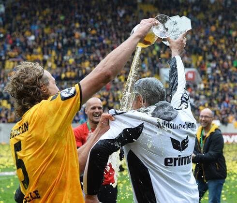 Fußball, Dynamo Dresden feiert Aufstieg in 2. Bundesliga Michael Hefele verpasst Trainer Uwe Neuhaus (beide Dresden) eine Bierdusche, Dynamo Dresden ist Meister der 3. Liga, Drittligameister, 3. Liga-Meister, Siegerehrung mit Pokal, SG Dynamo Dresden gegen SG Sonnenhof Großaspach, Fußball, Fussball, 3. Liga, Saison 2015 2016, DDV-Stadion Dresden, 14.05.2016,