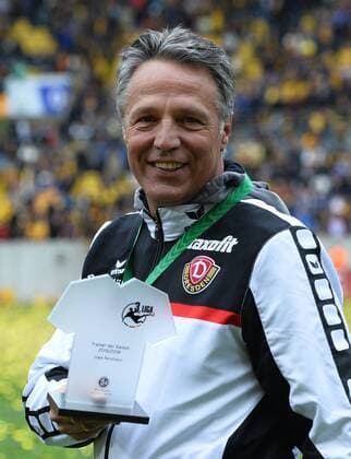 Fußball, Dynamo Dresden feiert Aufstieg in 2. Bundesliga Trainer Uwe Neuhaus (Dresden) mit der Ehrung für den besten Trainer, Dynamo Dresden ist Meister der 3. Liga, Drittligameister, 3. Liga-Meister, Siegerehrung mit Pokal, SG Dynamo Dresden gegen SG Sonnenhof Großaspach, Fußball, Fussball, 3. Liga, Saison 2015 2016, DDV-Stadion Dresden, 14.05.2016,