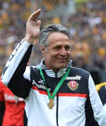 Fußball, Dynamo Dresden feiert Aufstieg in 2. Bundesliga Trainer Uwe Neuhaus (Dresden), Dynamo Dresden ist Meister der 3. Liga, Drittligameister, 3. Liga-Meister, Siegerehrung mit Pokal, SG Dynamo Dresden gegen SG Sonnenhof Großaspach, Fußball, Fussball, 3. Liga, Saison 2015 2016, DDV-Stadion Dresden, 14.05.2016,