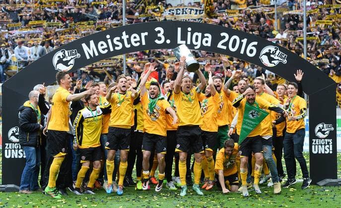 Fußball, Dynamo Dresden feiert Aufstieg in 2. Bundesliga Dynamo Dresden ist Meister der 3. Liga, Drittligameister, 3. Liga-Meister, Siegerehrung mit Pokal, SG Dynamo Dresden gegen SG Sonnenhof Großaspach, Fußball, Fussball, 3. Liga, Saison 2015 2016, DDV-Stadion Dresden, 14.05.2016,