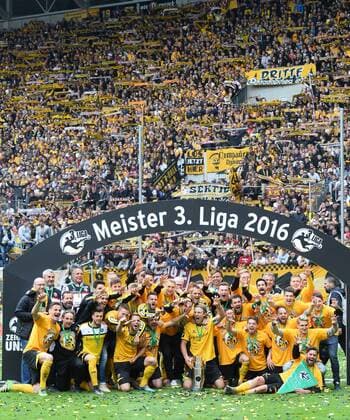 Fußball, Dynamo Dresden feiert Aufstieg in 2. Bundesliga Dynamo Dresden ist Meister der 3. Liga, Drittligameister, 3. Liga-Meister, Siegerehrung mit Pokal, SG Dynamo Dresden gegen SG Sonnenhof Großaspach, Fußball, Fussball, 3. Liga, Saison 2015 2016, DDV-Stadion Dresden, 14.05.2016,