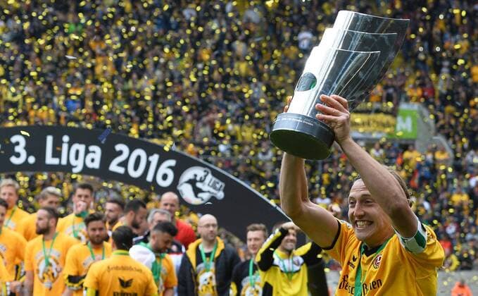 Fußball, Dynamo Dresden feiert Aufstieg in 2. Bundesliga Michael Hefele (Dresden) mit Pokal, Dynamo Dresden ist Meister der 3. Liga, Drittligameister, 3. Liga-Meister, Siegerehrung mit Pokal, SG Dynamo Dresden gegen SG Sonnenhof Großaspach, Fußball, Fussball, 3. Liga, Saison 2015 2016, DDV-Stadion Dresden, 14.05.2016,