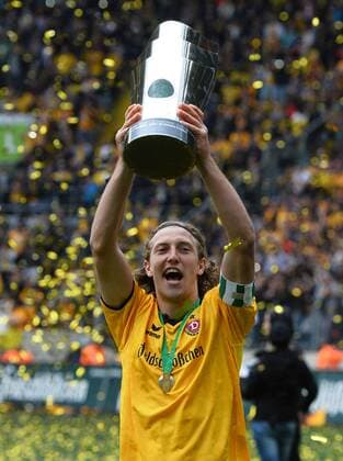 Fußball, Dynamo Dresden feiert Aufstieg in 2. Bundesliga Michael Hefele (Dresden) mit Pokal, Dynamo Dresden ist Meister der 3. Liga, Drittligameister, 3. Liga-Meister, Siegerehrung mit Pokal, SG Dynamo Dresden gegen SG Sonnenhof Großaspach, Fußball, Fussball, 3. Liga, Saison 2015 2016, DDV-Stadion Dresden, 14.05.2016,