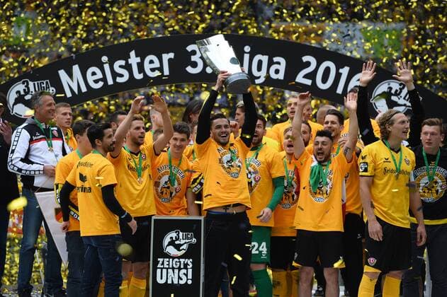 Fußball, Dynamo Dresden feiert Aufstieg in 2. Bundesliga Dynamo Dresden ist Meister der 3. Liga, Drittligameister, 3. Liga-Meister, Siegerehrung mit Pokal, SG Dynamo Dresden gegen SG Sonnenhof Großaspach, Fußball, Fussball, 3. Liga, Saison 2015 2016, DDV-Stadion Dresden, 14.05.2016,