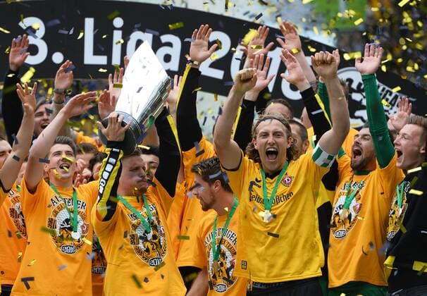 Fußball, Dynamo Dresden feiert Aufstieg in 2. Bundesliga Marvin Stefaniak (Dresden) mit Pokal, Dynamo Dresden ist Meister der 3. Liga, Drittligameister, 3. Liga-Meister, Siegerehrung mit Pokal, SG Dynamo Dresden gegen SG Sonnenhof Großaspach, Fußball, Fussball, 3. Liga, Saison 2015 2016, DDV-Stadion Dresden, 14.05.2016,