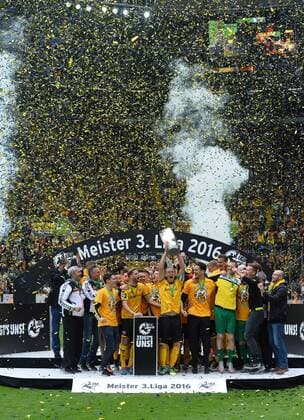 Fußball, Dynamo Dresden feiert Aufstieg in 2. Bundesliga Dynamo Dresden ist Meister der 3. Liga, Drittligameister, 3. Liga-Meister, Siegerehrung mit Pokal, SG Dynamo Dresden gegen SG Sonnenhof Großaspach, Fußball, Fussball, 3. Liga, Saison 2015 2016, DDV-Stadion Dresden, 14.05.2016,