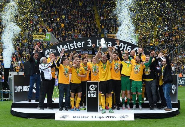 Fußball, Dynamo Dresden feiert Aufstieg in 2. Bundesliga Michael Hefele (Dresden) mit Pokal, Dynamo Dresden ist Meister der 3. Liga, Drittligameister, 3. Liga-Meister, Siegerehrung mit Pokal, SG Dynamo Dresden gegen SG Sonnenhof Großaspach, Fußball, Fussball, 3. Liga, Saison 2015 2016, DDV-Stadion Dresden, 14.05.2016,