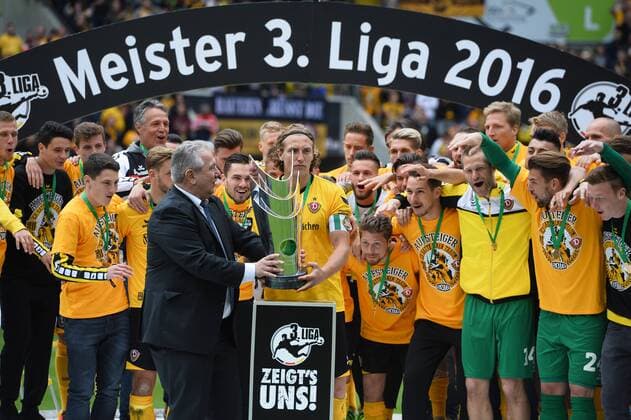 Fußball, Dynamo Dresden feiert Aufstieg in 2. Bundesliga Dynamo Dresden ist Meister der 3. Liga, Drittligameister, 3. Liga-Meister, Siegerehrung mit Pokal, SG Dynamo Dresden gegen SG Sonnenhof Großaspach, Fußball, Fussball, 3. Liga, Saison 2015 2016, DDV-Stadion Dresden, 14.05.2016,