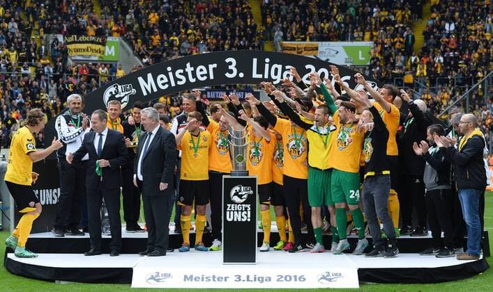 Fußball, Dynamo Dresden feiert Aufstieg in 2. Bundesliga links: Kapitän Michael Hefele (Dresden) bekommt gleich den Pokal, Dynamo Dresden ist Meister der 3. Liga, Drittligameister, 3. Liga-Meister, Siegerehrung mit Pokal, SG Dynamo Dresden gegen SG Sonnenhof Großaspach, Fußball, Fussball, 3. Liga, Saison 2015 2016, DDV-Stadion Dresden, 14.05.2016,