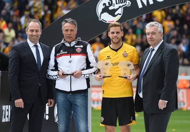 Fußball, Dynamo Dresden feiert Aufstieg in 2. Bundesliga Trainer Uwe Neuhaus wurde als bester Trainer und Justin Eilers (beide Dresden) als bester Spieler und Torschütze geehrt, Dynamo Dresden ist Meister der 3. Liga, Drittligameister, 3. Liga-Meister, Siegerehrung mit Pokal, SG Dynamo Dresden gegen SG Sonnenhof Großaspach, Fußball, Fussball, 3. Liga, Saison 2015 2016, DDV-Stadion Dresden, 14.05.2016,
