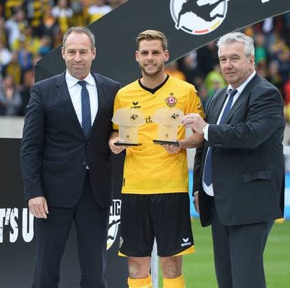 Fußball, Dynamo Dresden feiert Aufstieg in 2. Bundesliga Justin Eilers (Dresden) wurde als bester Spieler und Torschütze geehrt, Dynamo Dresden ist Meister der 3. Liga, Drittligameister, 3. Liga-Meister, Siegerehrung mit Pokal, SG Dynamo Dresden gegen SG Sonnenhof Großaspach, Fußball, Fussball, 3. Liga, Saison 2015 2016, DDV-Stadion Dresden, 14.05.2016,