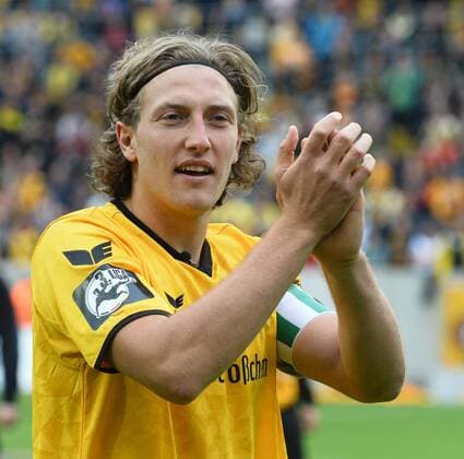 Fußball, Dynamo Dresden feiert Aufstieg in 2. Bundesliga Michael Hefele (Dresden), Dynamo Dresden ist Meister der 3. Liga, Drittligameister, 3. Liga-Meister, Siegerehrung mit Pokal, SG Dynamo Dresden gegen SG Sonnenhof Großaspach, Fußball, Fussball, 3. Liga, Saison 2015 2016, DDV-Stadion Dresden, 14.05.2016,