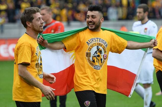 Fußball, Dynamo Dresden feiert Aufstieg in 2. Bundesliga v.l.: Andreas Lambertz und Aias Aosman (beide Dresden), Dynamo Dresden ist Meister der 3. Liga, Drittligameister, 3. Liga-Meister, Siegerehrung mit Pokal, SG Dynamo Dresden gegen SG Sonnenhof Großaspach, Fußball, Fussball, 3. Liga, Saison 2015 2016, DDV-Stadion Dresden, 14.05.2016,