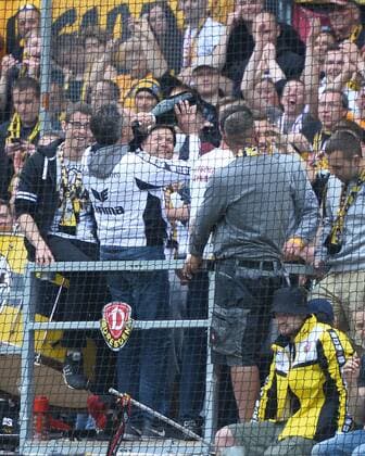 Fußball, Dynamo Dresden feiert Aufstieg in 2. Bundesliga Trainer Uwe Neuhaus (Dresden) mit Sektpulle bei den Fans auf dem Zaun, Dynamo Dresden ist Meister der 3. Liga, Drittligameister, 3. Liga-Meister, Siegerehrung mit Pokal, SG Dynamo Dresden gegen SG Sonnenhof Großaspach, Fußball, Fussball, 3. Liga, Saison 2015 2016, DDV-Stadion Dresden, 14.05.2016,