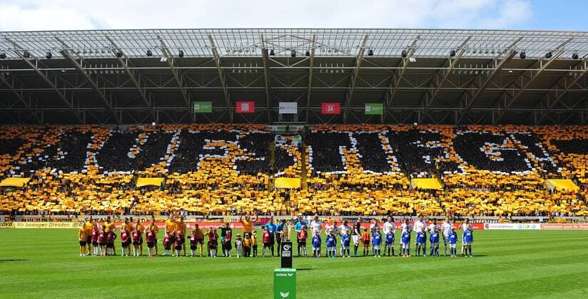 Fußball, Dynamo Dresden feiert Aufstieg in 2. Bundesliga Aufstieg! Choreografie der Dynamo-Fans bei Einlauf beider Teams ins Stadion, Dynamo Dresden ist Meister der 3. Liga, Drittligameister, 3. Liga-Meister, Siegerehrung mit Pokal, SG Dynamo Dresden gegen SG Sonnenhof Großaspach, Fußball, Fussball, 3. Liga, Saison 2015 2016, DDV-Stadion Dresden, 14.05.2016,