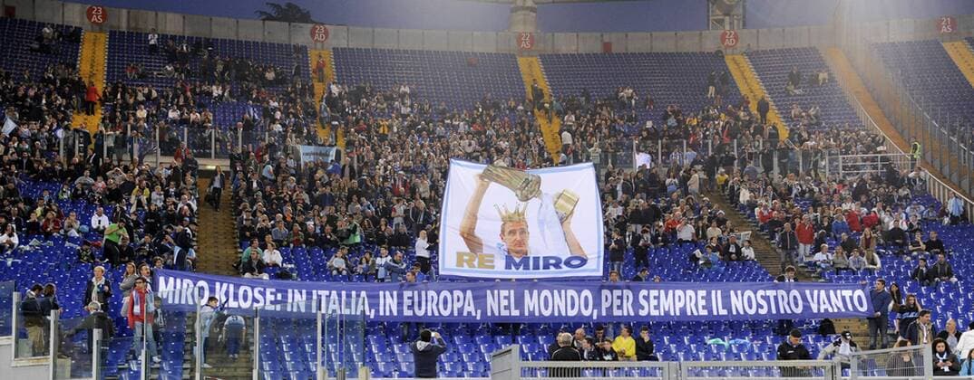 15.05.2016. Stadio Olimpico, Rome, Italy. Serie A football. Lazio versus Fiorentina. Miroslav Klose plays his last game for Lazio as he has announced he will be leaving at end of the current season. The fans pay tribute to a favourite player xactivaxfotox  ActionPlus11737855
