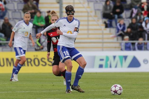 Kerstin Garefrekes (Frankfurt, 18) muss in ihrem 355. und letzten Ligaspiel mit Gesichtsmaske spielen, doppelter Nasenbeinbruch, Karriereende, letztes Spiel, Freisteller, Einzelbild, Aktion, Action, Fussball, Allianz Frauen-Bundesliga, 1. FFC Frankfurt - Bayer 04 Leverkusen, xozx