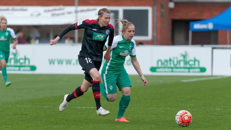 v.li.: Jolanta Siwinska (1. FFC Turbine Potsdam, 18) im Zweikampf mit Cindy König (Konig, Koenig, SV Werder Bremen, 11), Fussball, Allianz Frauen-Bundesliga, SV Werder Bremen - 1. FFC Turbine Potsdam, xobx