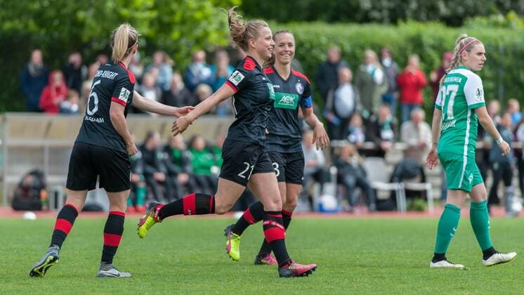 v.li.: Elise Kellond-Knight (1. FFC Turbine Potsdam, 6), Tabea Kemme (1. FFC Turbine Potsdam, 21) und Lia Wälti (Walti, Waelti, 1. FFC Turbine Potsdam, 13) mit Torjubel, Jubel, Freude über das Tor zum 0:1, Fussball, Allianz Frauen-Bundesliga, SV Werder Bremen - 1. FFC Turbine Potsdam, xobx