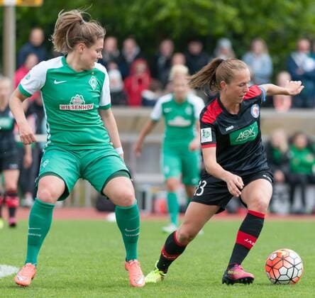 v.li.: Lisa-Marie Scholz (SV Werder Bremen, 7) im Zweikampf mit Lia Wälti (Walti, Waelti, 1. FFC Turbine Potsdam, 13), Fussball, Allianz Frauen-Bundesliga, SV Werder Bremen - 1. FFC Turbine Potsdam, xobx