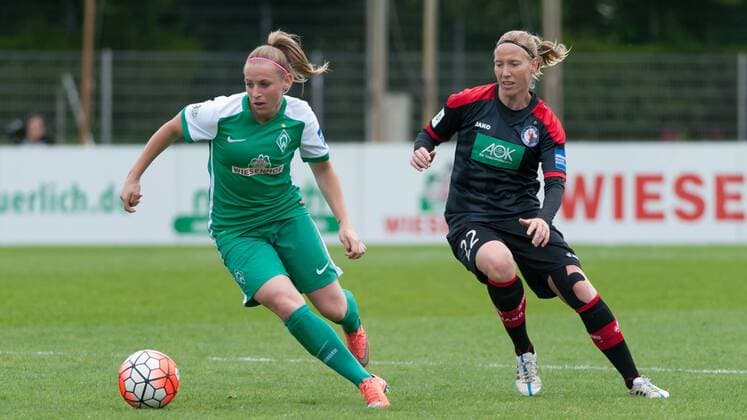 v.li.: Cindy König (Konig, Koenig, SV Werder Bremen, 11) im Zweikampf mit Stefanie Draws (1. FFC Turbine Potsdam, 22), Fussball, Allianz Frauen-Bundesliga, SV Werder Bremen - 1. FFC Turbine Potsdam, xobx