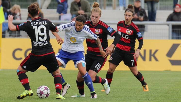 v.li.: Lisa Schwab (B04, 19), Dzsenifer Marozsan (Frankfurt, 10) in ihrem letzten Spiel für Frankfurt, Rebecca Knaak (B04, 15), Jessica Wich (B04, 7), Zweikampf, Duell, duel, tackle, tackling, Dynamik, Action, Aktion, Fussball, Allianz Frauen-Bundesliga, 1. FFC Frankfurt - Bayer 04 Leverkusen, xozx