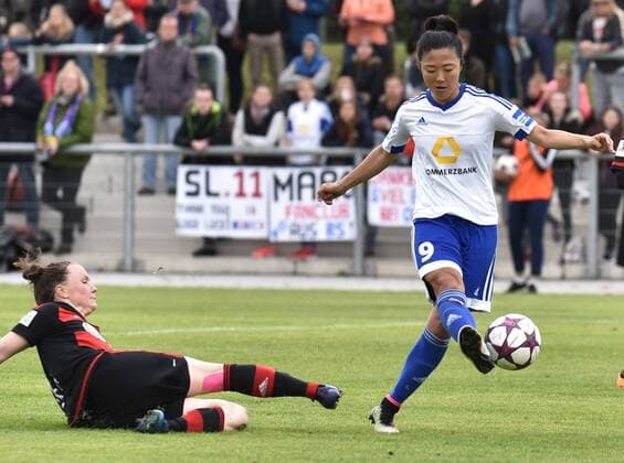 16.05.2016, xblx, Fussball 1.Bundesliga Damen, 1.FFC Frankfurt - Bayer 04 Leverkusen, emspor, v.l. Marina Hegering (Bayer 04 Leverkusen Damen), Yuki Ogimi (1.FFC Frankfurt), Goal scored, Tor zum 1:0 durch Yuki Ogimi (1.FFC Frankfurt) Frankfurt am Main