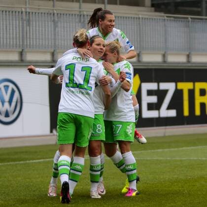 Fußball, Allianz Frauen Bundesliga, VfL Wolfsburg - 1 . FC Köln; vl Alexandra Popp (Alex Popp, Wolfsburg, 11), Vanessa Bernauer (Wolfsburg, 18), Ramona Bachmann (Wolfsburg, 19), Isabel Kerschowski (Wolfsburg, 27) Jubel, Torjubel, Freude, Emotion, Torerfolg, Aktion, action, goal, goal celebration, celebrates. xtgx