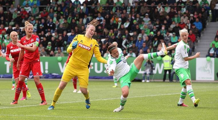 Lena Nuding (1. FC Koeln) klärt vor Vanessa Bernauer (VfL Wolfsburg), rechts Nilla Fischer (VfL Wolfsburg)