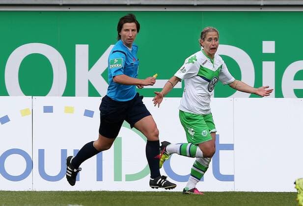 Schiedsrichterin Katrin Rafalski (Großenritte), Anna Blaesse (VfL Wolfsburg)