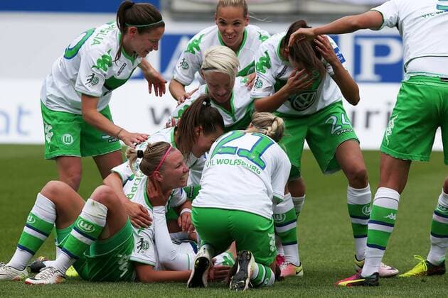 Jubel um (unten verdeckt) Vanessa Bernauer (VfL Wolfsburg)