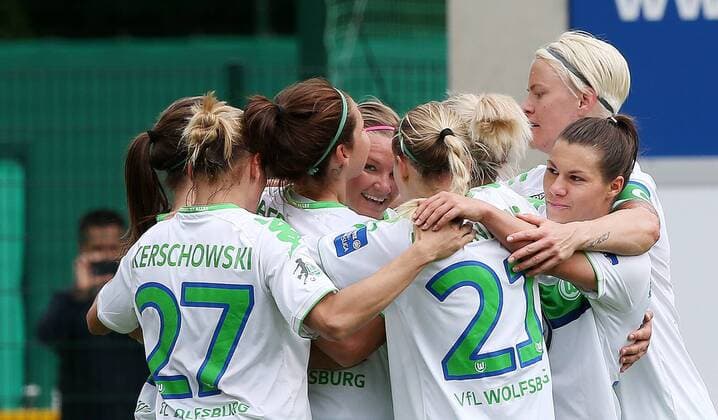 Jubel um Alexandra Popp (VfL Wolfsburg, 4.v.l.)
