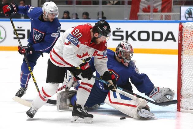 ST. PETERSBURG, RUSSIA. MAY 16, 2016. Canada s Ryan O Reilly (C) and France s Benjamin Dieude Fauvel (L) and France s goalie Ronan Quemener (R) in action in their 2016 IIHF World Championship WM Weltmeisterschaft Preliminary Round Group B Ice hockey Eishockey match at Yubileyny Sports Palace. Sergei Savostyanov TASS  TS023346