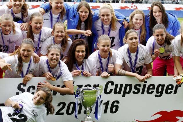 16.05.2016 Biel ,Schweiz Fussball Frauen Cupfinal Saison 2015 2016 FC Neunkirch - FC Zürich Bild zeigt jubelnde Zuercher Frauen Jubel Polkal Siegerinnen Aktion 