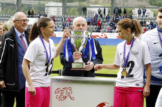 16.05.2016 Biel ,Schweiz Fussball Frauen Cupfinal Saison 2015 2016 FC Neunkirch - FC Zürich Bild zeigt Peter Gillieron (Praesident) Bundesrat Ueli Murer mit Pokal. li. Fabienne Humm FC Zuerich Jubel Polkal Siegerinnen Aktion 